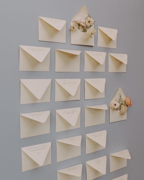 How cute is this custom envelope escort wall for your favorite people?!💌 Loved the simplistic floral approach with @decoinkdesigns gorgeous fabrication! Wedding guests loved it and butterfly ranunculus never fails to impress🌼 Planning @dasheventcompany Venue @elchorroweddings Photography @carmelajoyphotography HMUA @lebeigebeauty Florals @arizonaweddingflorist Signage @decoinkdesigns Dinner Music @gotyoucoveredmusic Guitarist @connorhicksmusic Desserts @abakeshop Rentals @cre8ive_event_ren... Pressed Flower Seating Chart Wedding, Botanical Seating Chart, Wedding Seating Chart Pressed Flowers, Custom Envelopes, Socal Wedding, Reception Table, Arizona Wedding, Wedding Flower Arrangements, Garden Styles