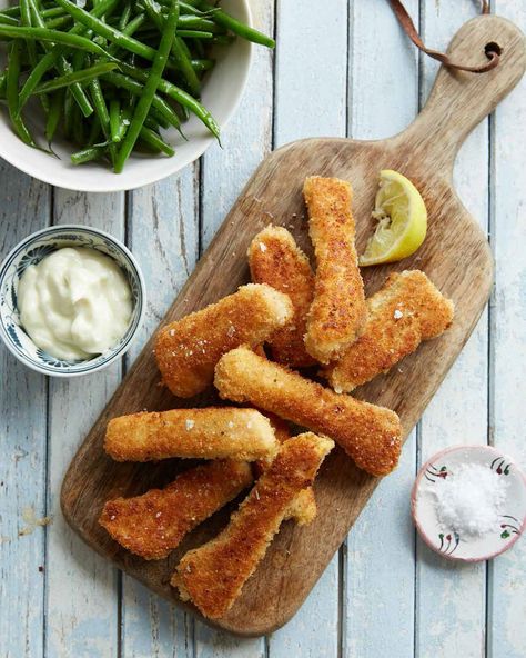 Fearne Cotton has given this childhood favourite a gluten-free makeover. Still just as comforting, these crispy salmon fish fingers are far better tha Blw Lunches, What To Serve With Fish, Vegetarische Diners, Salmon Fillet Recipes, Children Cooking, Fish Fingers, Fish Finger, Fish Sticks, Firm Tofu