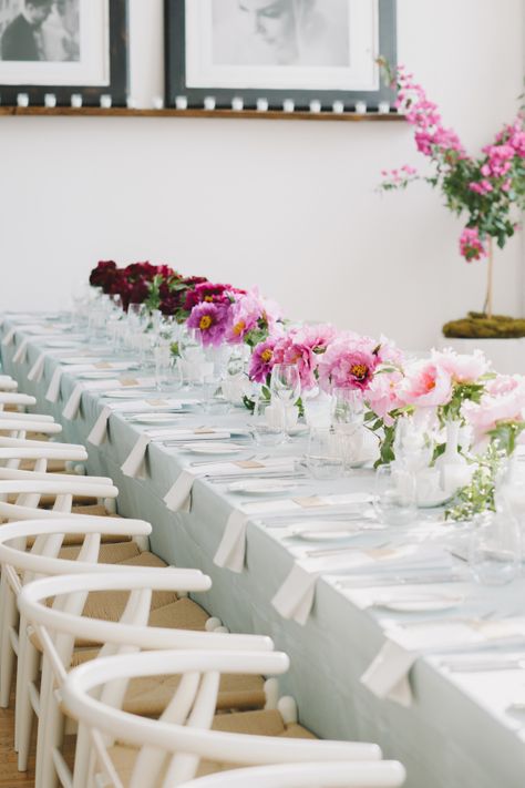 DIY ombre mason jar centerpiece: http://www.stylemepretty.com/2015/05/09/the-prettiest-ombre-wedding-details/ 2016 Wedding Trends, Ombre Flowers, Blue Photography, Ombre Wedding, Floral Wedding Decorations, Elegant Dinner Party, Wedding Centerpieces Diy, Elegant Dinner, Long Table