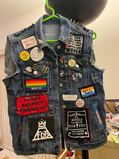 Battle Vest Outfit Ideas, Crust Vest Ideas, Punk Custom Jacket, Queer Battle Jacket, Battle Jacket Aesthetic, Punk Denim Jacket Diy, Punk Vest Ideas, Punk Vest Outfit, Punk Vest Diy