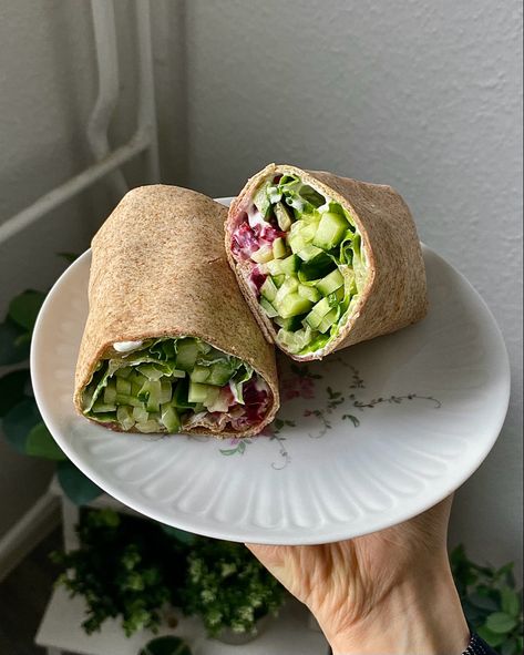 wrap with cucumber, romaine lettuce, beetroot and tzatziki Lettuce Wrap Bowl, Tzatziki Wrap, Veggie Rice Wraps, Wraps Aesthetic, Cucumber Wraps, Salad Wrap Aesthetic, Healthy Wraps Aesthetic, Wrap Aesthetic, Veggie Wrap