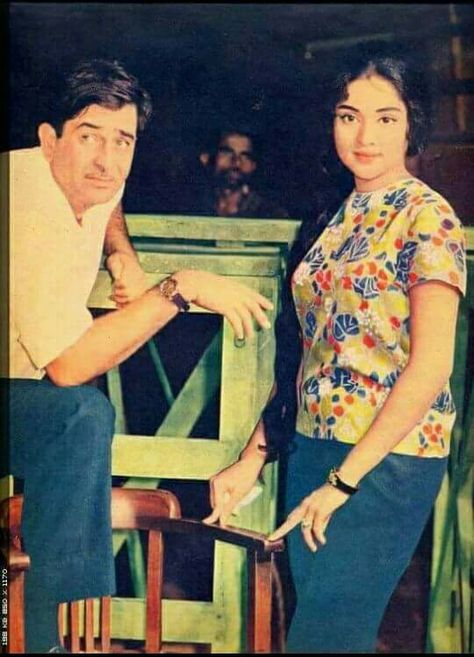 Rare pic Raj Kapoor, Bollywood Retro, Old Film Stars, Rishi Kapoor, Bollywood Pictures, Film Icon, Retro Bollywood, Bollywood Cinema, Bollywood Photos