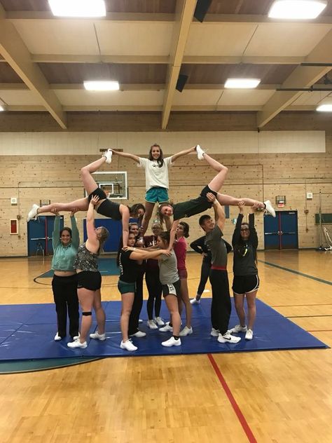 Swedish pyramid stunt #cheer #pyramid #stunts #cheer #cheerislife Easy Cheer Pyramids, Cheer Stunts For Middle School, Pyramid Stunts, Easy Pyramids Cheer Stunts, Cheer Pyramids Stunts, Cheer Stunts For Beginners, Middle School Cheer Stunts, Pyramid Cheer Stunts, Youth Cheer Stunts