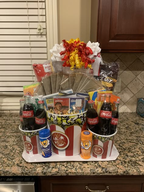 Movie Night Gift Basket Diy Movie Night Basket, Movie Basket For Raffle, Game Night Fundraiser Basket, Movie Night Bucket Gift, Family Movie Basket Ideas, Movie Theme Gift Basket Ideas, Movie Raffle Basket, Movie Night Theme Basket, Movie Theme Basket