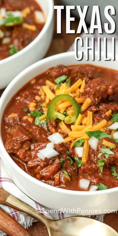 This texas chili recipe is full of beef chuck roast, and delicious spicy, flavors like chipotle peppers and jalapenos. It's the perfect chili dinner and great for cookouts or game day! #spendwithpennies #texaschili #chili #chilirecipe #texas #beefchili #easychili Gameday Food Appetizers, Chuck Roast Chili, Texas Chili Recipe, Chili Recipe Stovetop, Wendys Chili Recipe, Delicious Chili Recipe, Chili Dinner, Texas Recipes, Quinoa Chili