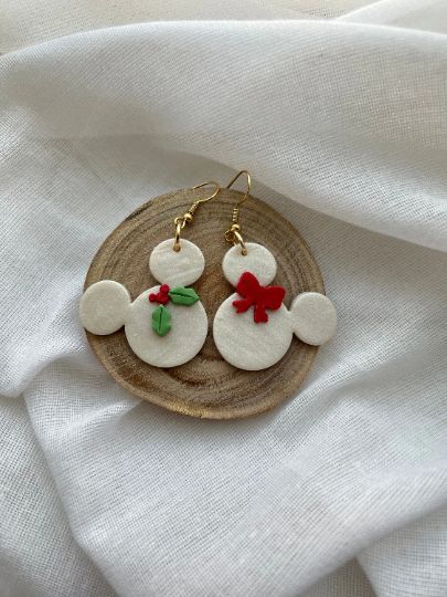 Super cute Christmas Mickey earrings! Rancho Cucamonga California, Mickey Earrings, Christmas Mickey, Rancho Cucamonga, Fall Earrings, Disney Diy, Halloween Earrings, Disney Christmas, Christmas Earrings