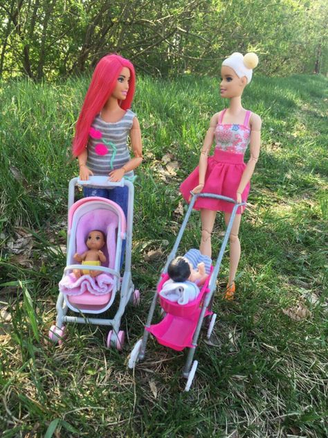 Barbie Bebe, Barbie Bathroom, Barbie Pics, Barbie Diy Accessories, Barbie Kids, Baby Barbie, Barbies Pics, Barbie Doll Set, Diy Barbie Clothes