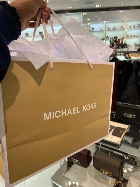 Mk Bag Outfit, Michael Kors Shopping Bag, Aesthetic Outfits Plus Size, H&m Shopping, Michael Kors Shop, Birthday Ideas For Her, Bag Aesthetic, Mk Bags, Designer Party Wear Dresses