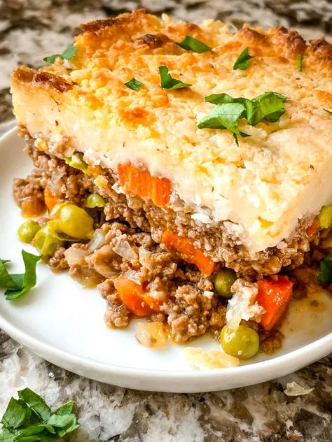 Guinness Shepherd's Pie is a classic Irish recipe. Using ground beef like cottage pie and Guinness beer, this is a perfect beef casserole for St Patrick's Day. #beefcasseroles #StPatricksDay #shepherdspie #Irishrecipes Shepards Pie Recipe, Recipe Ground Beef, Cottage Pie Recipe, Hp Sauce, Ground Beef Casserole Recipes, Irish Beef, Recipes With Ground Beef, Mash Recipe, Cooking With Beer