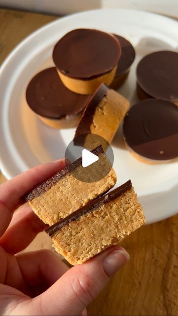 Rachel Hornibrook on Instagram: "PEANUT BUTTER CUPS ✨ 5 ingredients & minimal prep time, these taste just like Reece’s peanut butter cups but a healthier version. The perfect snack to make for the week!

Tag who would love these in the comments & don’t forget to save the recipe for later📌

Follow my page for lots of more easy & delicious recipes 🤌🏻 

50g oats
50g flaked or ground almonds 
5 tbsp smooth peanut butter 
5 tbsp maple syrup 
40g milk or dark chocolate 

Optional ingredient: pinch of salt 

Blitz together the oats, almonds & salt if using. Set aside. Add the peanut butter & maple syrup to a large bowl (that is microwave safe). Microwave for 10-15 seconds. Add the dry ingredients and mix. scoop about 1 tbsp into each of the cups and press down with the back of a teaspoon. Melt Easy Peanut Butter Cups, Peanut Butter Maple Syrup, Snack To Make, Healthy Peanut Butter Cups, Low Cal Dessert, Smooth Peanut Butter, Healthy Candy, Peanut Recipes, Snacks To Make