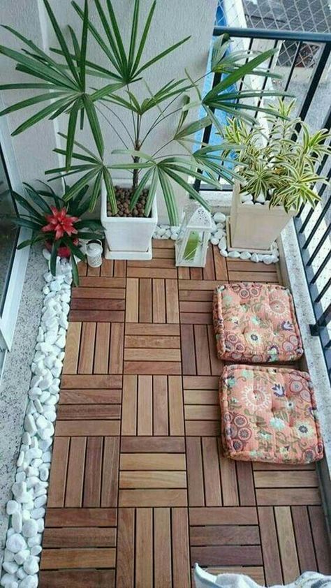 Klein Balkon Decor, Balcon Mic, Diy Small Apartment, Small Apartment Balcony Ideas, Terrasse Design, Apartment Balcony Garden, Balkon Decor, Balcony Design Ideas, Tiny Balcony