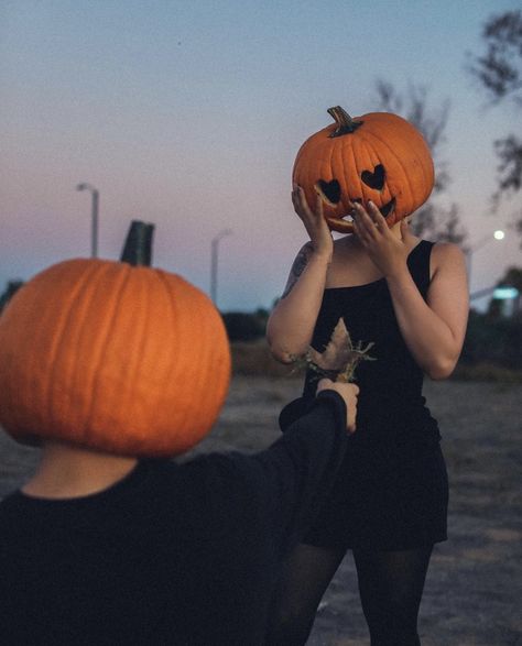 Couple Picture Ideas Halloween, Couples Halloween Date Ideas, Couples Pumpkin Head Photoshoot, Couple Pumpkin Head Photoshoot, Spooky Photoshoot Ideas Couples, Couple Halloween Pictures, Halloween Pumpkin Photoshoot, Pumpkin Head Photoshoot Couple, Couples Halloween Photoshoot