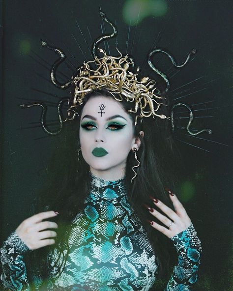 Modern Medusa, Artsy Photos, Green Texture, Modern Witch, Witch Aesthetic, Dark Angel, Shoot Inspiration, Dark Beauty, Perfect Hair