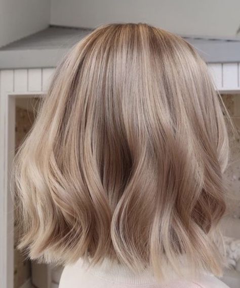 Level 8 Neutral Blonde, Brown Hair With Beige Blonde Highlights, Cool Blonde Balayage Short Hair, Creamy Pearl Blonde Hair, Blonde Hair For Soft Summer, Shadow Root Hair Ideas, Light Hair Color Ideas For Short Hair, Rosy Blonde Hair, Oatmeal Blonde Hair