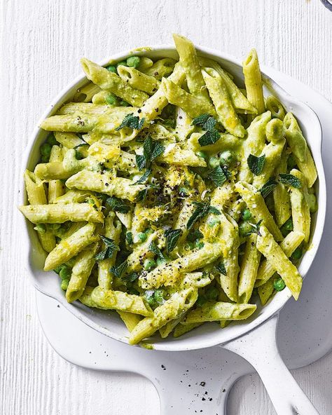 Super green pasta Green Pasta Recipe, Light Pasta Dishes, Creamy Vegan Pasta, Creamy Pasta Sauce, Green Pasta, Creamy Pasta Recipes, Tesco Real Food, Avocado Sauce, White Miso