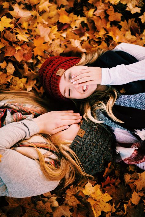 Leaves Photoshoot, Best Nature Photos, Friend Senior Pictures, Autumn Photography Portrait, Cc Beanies, Brooklyn Photography, Fall Photo Shoot Outfits, Sisters Photoshoot Poses, Fall Friends