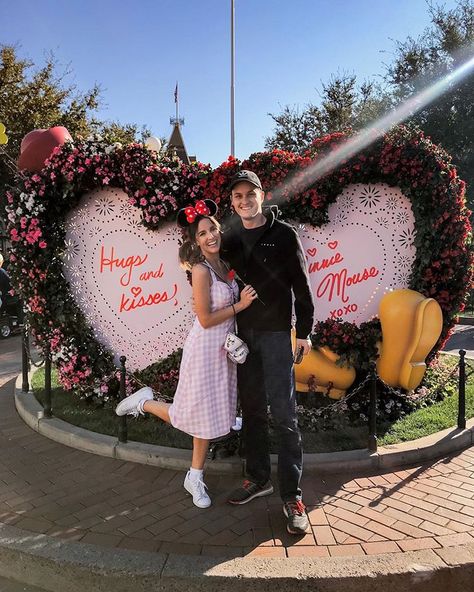 Couples at Disneyland. #valentinesday Disney Couple Outfits, Disneyland World, Valentines Surprise, Cute Picture Ideas, Couple Outfit Ideas, Disney Fits, Ideas For Events, Cali Trip, Disney Valentines