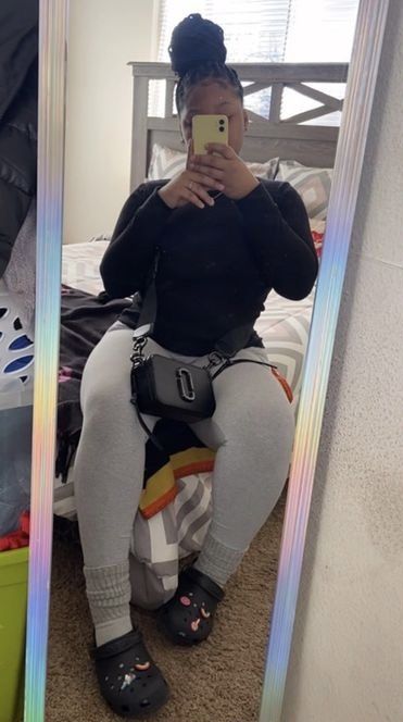 Baddie Outfits Grey Leggings, Black Shirt And Grey Leggings Outfit, Cute Black Crocs Outfits, Nike Leggings Outfit Black Women, Dark Grey Leggings Outfit Baddie, Baddie Outfits With Black Leggings, Baddie Outfits With Grey Leggings, Cute Simple Outfits With Leggings, Chill Crocs Outfit