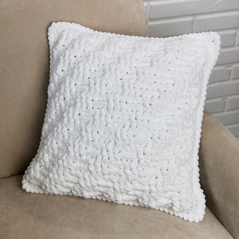 Diagonal Stripes and Texture Crochet Pillow - Moogly Crochet Pillow Cover Bernat Blanket Yarn, Moogly Crochet, Pillow Cover Crochet Pattern, Texture Crochet, Crochet Pillow Patterns Free, Pillow Patterns, Big Yarn, Bernat Blanket, Crochet Pillow Cover