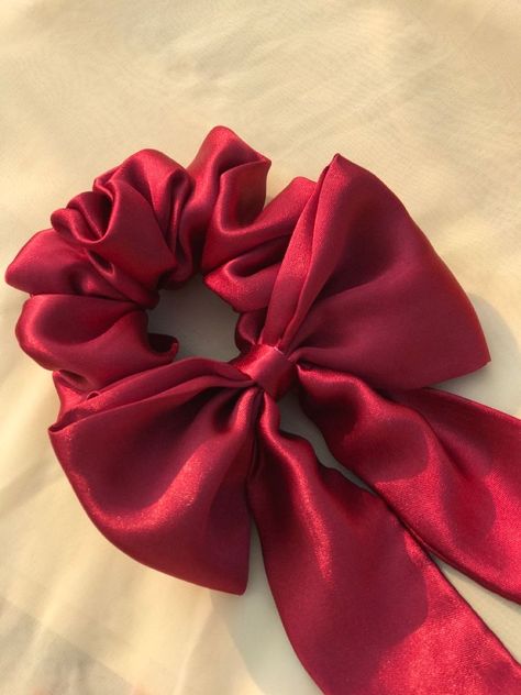 Hair Scrunchies Diy, Scrunchies Design, Scrunchies Crochet, Hair Accessories Diy Headband, Hair Bows Diy Ribbon, Hair Accessories Diy, Hairstyles Diy, Diy Hair Scrunchies, Diy Hair Accessories Ribbon