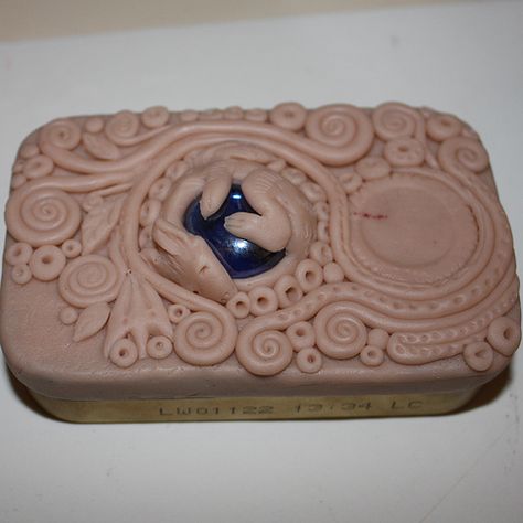 This is inspiring! I want to make sculpted lids! :D Perfect idea for all those altoid containers I've held onto. Apoxie Sculpt, Clay Box, Altoid Tin, Altered Tins, Mint Tins, Clay Dragon, Tin Art, 50 Plus, Fimo Clay