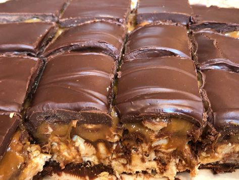 Copycat Snickers Bar, Homemade Snickers Bars Recipe, Snicker Candy, Homemade Snickers Bars, Snickers Bars Recipe, Dinner Dessert Ideas, Payday Candy Bar, Peppermint Patty Recipe, Homemade Candy Recipes