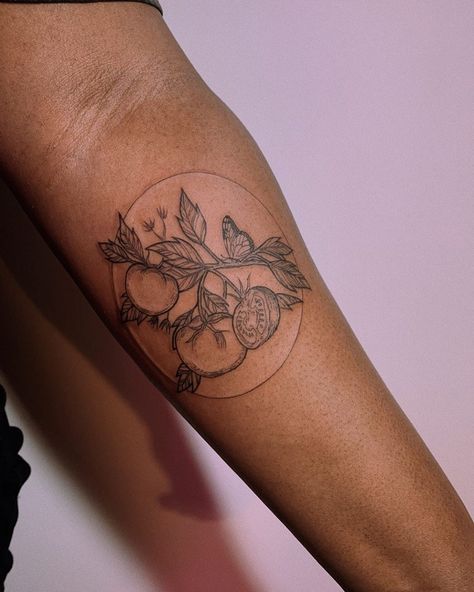 Whether you're already covered in ink or the thought of a needle sends chills down your spine — you'll be convinced to get new ink once you get familiar with these Black tattoo artists. Nose Tattoo, Dark Skin Tattoo, Persimmon Fruit, Fruit Tattoo, Tattoos Mandala, White Ink Tattoo, Tattoos Geometric, Female Tattoo Artists, Tattoos Skull