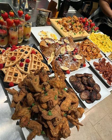 Brunch Ideas For Birthday, Caterer Aesthetic, Senior Brunch Ideas, Birthday Brunch Food Ideas, Brunch Ideas Wedding, Brunch Platters, Brunch At Home Ideas, Breakfast Set Up Ideas, Breakfast Ideas Black People