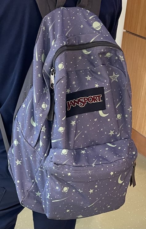 Purple Backpack Aesthetic, Jansport Backpacks Aesthetic, Jansport Backpacks, Mochila Jansport, Stylish School Bags, Aesthetic Backpack, Art Outfits, Purple Backpack, Backpack For Teens