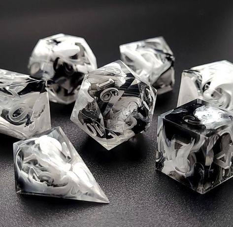 Dnd Dice Ideas, Dnd Dice Aesthetic, Diy Resin Dice, Dice Ideas, Cool Dnd Dice, Pretty Dice, Dice Design, Dice Goblin, Dnd Crafts