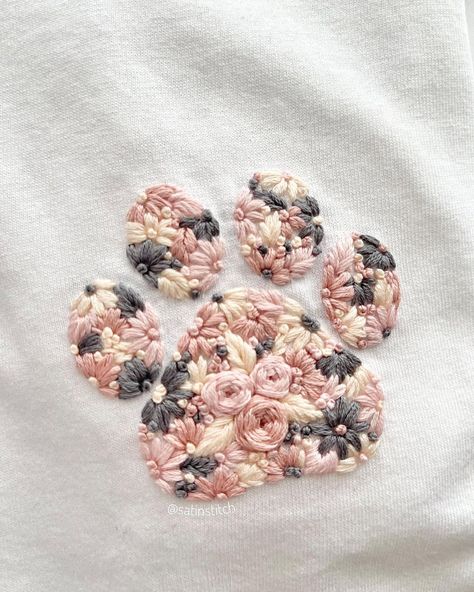 🐾 This one is for my dog lovers ✨ Swipe for a closeup ☺️➡️ #dogloverstagram #petembroidery #embroideredclothing #embroideredflowers… | Instagram Dog Embroidery Ideas, Julie Cockburn, Dog Embroidery Designs, Simple Hand Embroidery Patterns, Diy Embroidery Patterns, Handmade Embroidery Designs, Pola Sulam, Hand Embroidery Projects, Cute Embroidery