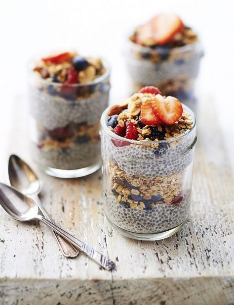 Chia Seed and Granola Breakfast Pots Work Breakfast, بذور الشيا, Granola Breakfast, Diet Vegetarian, Health Breakfast, Breakfast Time, Healthy Breakfast Recipes, Brunch Recipes, Granola