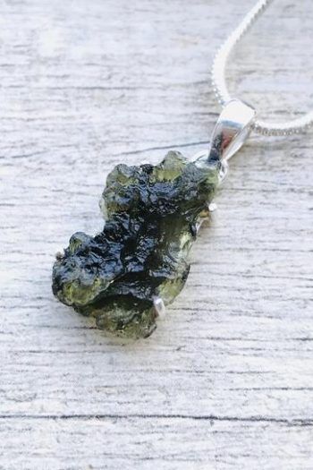 Moldavite Necklace, Crystal Jewelry Diy, Gift Ideas Jewelry, Moldavite Pendant, Diy Pendant Light, Handmade Gift Ideas, Beautiful Pendant Necklace, Raw Gemstone Jewelry, Unique Pendant Necklace