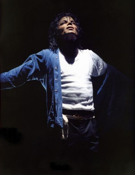 ♫ Make that change...♫    Man In the Mirror  Live - Bad Tour Man In The Mirror Michael Jackson, Michael Jackson Live, Man In The Mirror, Michael Jackson Bad Era, Michael Jackson Dangerous, Hee Man, Gary Indiana, Apple Head, Earth Angels