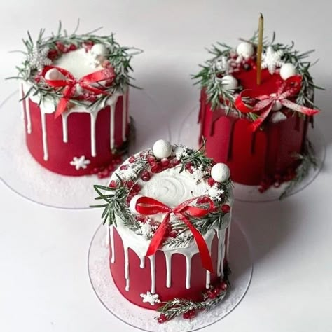 Holiday Cakes Christmas, Xmas Cupcakes, Mini Christmas Cakes, Christmas Cupcakes Recipes, Christmas Macarons, Christmas Themed Cake, Carrot Cake Cheesecake, Christmas Cake Pops, Christmas Cake Designs