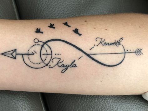 4 TOP 4 Tatuajes de Madres e Hijos y Simbolo Infinito con cuatro pajaros negros atravesado por flecha nombres Kayla y Kenneth Infinity Tattoo With Arrow, Cool Tattoos With Meaning, Vaness Wu, Pi Tattoo, Tattoo Infinity, Arm Cover Up Tattoos, Name Tattoo On Hand, Small Arrow Tattoos, Cute Tattoos On Wrist