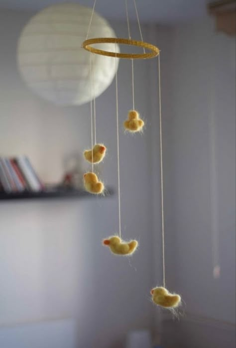 Duck Mobile, Felted Mobile, Duck Nursery, Duck Baby, Cute Ducklings, Diy Bebe, Baby Room Inspiration, Felt Mobile, Nursery Room Inspiration