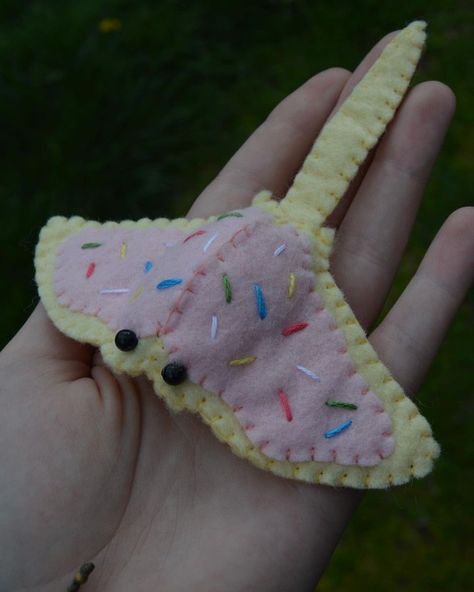 Felt Stuffed Animals Patterns, Simple Stuffies To Sew, Cute Felt Sewing Projects, Simple Sewing Animals, Small Plushies Diy, Felt Stingray Pattern, Tiny Plushie Pattern, Felt Design Ideas, Diy Snail Craft