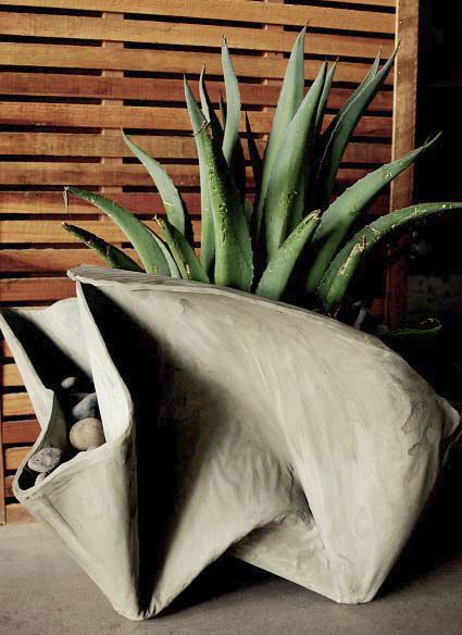 A gray concrete planter that has been formed with fabric. Towel Concrete Planter Diy, Diy Concrete Garden Decor, Concrete Towel Planters, Concrete Pots Design, Formwork Concrete, Fabric Concrete, Concrete Fabric, Formed Concrete, Concrete Planter Molds