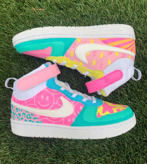 Painted Nikes Diy, Painted Puma Shoes, Nike Custom Shoes Ideas, Custom Painted Sneakers, Nike Shoes Painting, Posca Sneakers, Posca Shoes, Kids Custom Shoes, Painted Nike Shoes