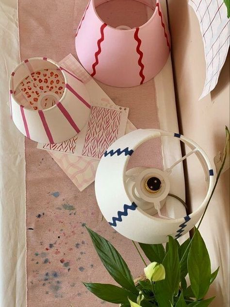 Diy Paint Lampshade, Hand Painted Lamp Shade, Hand Painted Lampshades Diy, Painted Lamp Shades Diy, Lampshade Painting Ideas, Painted Lampshades Ideas, Hand Painted Lampshade, How To Paint A Lamp Shade, Diy Painted Lamp