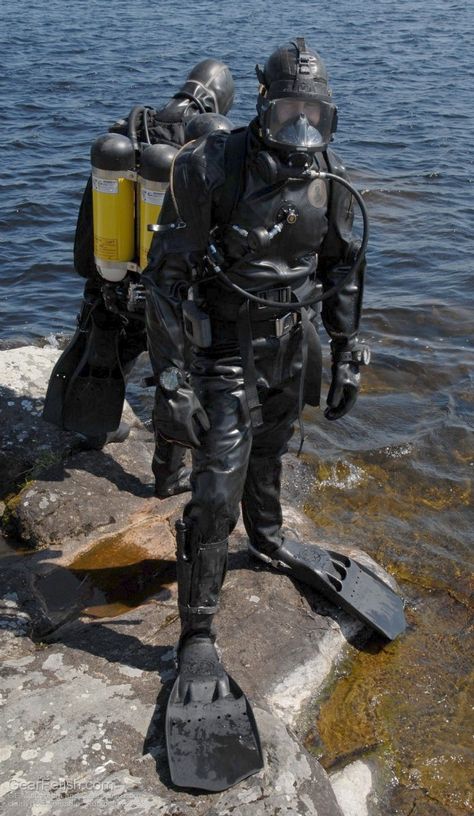 frogman Scuba Suit, Scuba Diving Tank, Diving Wetsuits, Navy Diver, Technical Diving, Scuba Tank, Scuba Diving Equipment, Sacs Design, Best Scuba Diving