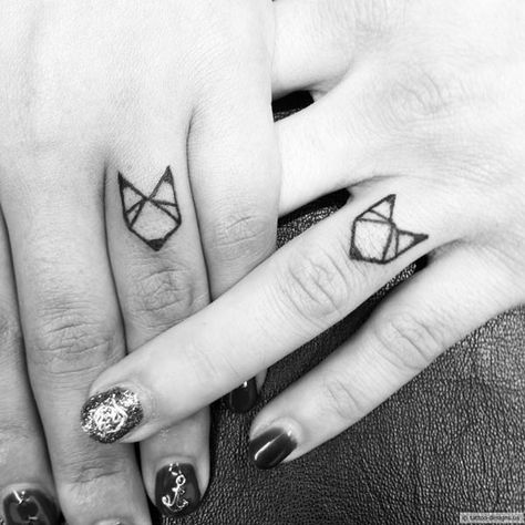 155 Finger Tattoos That will Make You Adore Your Fingers (with Meanings) - Wild Tattoo Art Small Fox Tattoo, People With Tattoos, Tato 3d, Geometric Animal Tattoo, Friendship Tattoo, Minimalist Tattoo Meaning, Paris Tattoo, Minimal Tattoos, Typography Tattoo