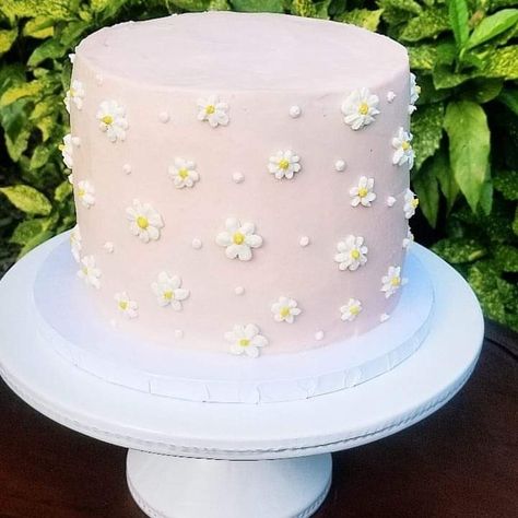 Flower Themed Party Aesthetic, Pink And Yellow Buttercream Cake, Pastel Daisy Cake, Pink Daisy Birthday Cake, Pink Cake With Daisies, Daisy Rainbow Party, First Birthday Cake Daisy, Retro Daisy Cake, Simple Daisy Cake