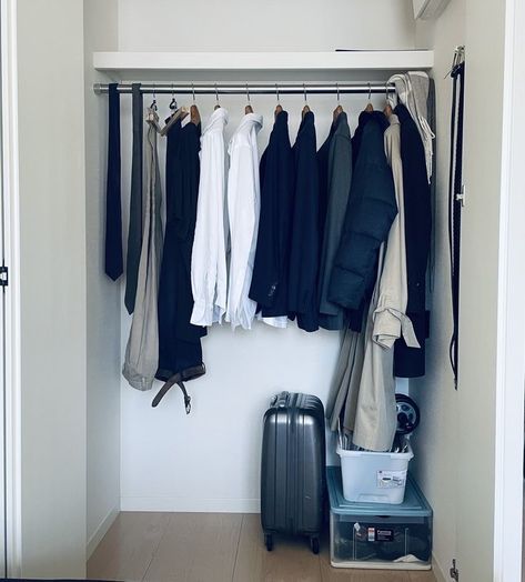 Extreme Minimalism Wardrobe, Extreme Minimalism Aesthetic, Science Boys Room, Minimal Closet Design, Extreme Minimalist Wardrobe, Extreme Minimalist Home, Minimalism Wardrobe, Extreme Minimalism, Ultra Minimalist