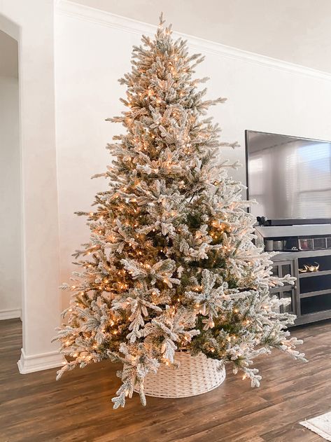 The perfect Frosted Christmas tree — Spanglish Fashion Light Only Christmas Tree, Frosted Slim Christmas Tree, Christmas Tree Frosted, Frosted Tree Christmas, Frosting Christmas Tree, Frosted White Christmas Tree, Frosted Chrisymas Tree, Christmas Tree Ideas Frosted, Frosted Tree Decorations