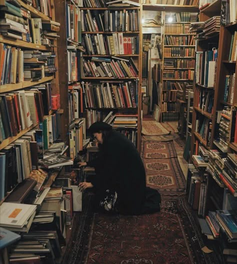 Dream Library, Chaotic Academia, Library Aesthetic, Dark Academia Aesthetic, Academia Aesthetic, I Love Books, Safe Space, Book Aesthetic, Love Book