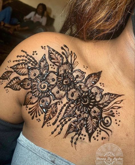 Henna Designs On Chest, Henna On Collar Bone, Chest Henna, Neck Henna, Henna Chest, Shoulder Henna, Body Henna, Cute Henna Designs, Cute Henna Tattoos