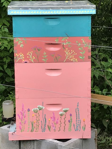 Painted Bee Hives Boxes, Painted Bee Hives Ideas, Painted Bee Boxes, Bee Box Painting Ideas, Beehive Painted, Bee Hive Painting Ideas, Beehive Painting Ideas, Painting Bee Hives, Bee Hive Painting