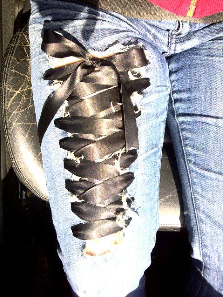 Ribbon jeans!  ...another cool Laura idea! Diy Jean Shirt From Jeans, Ribbon Jeans Diy, Jean Modification, Ribbon On Jeans, Denim And Bling Outfits, Jean Designs Diy, Diy Clothing Ideas, Diy Lace Jeans, Costume Jeans